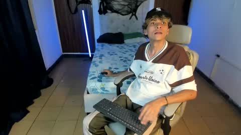 Snapshot of hot_bunny713 chatting on 11/06/25, 02:01 hot bunny online show from 11/06/25, 02:01