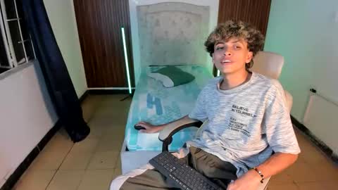 Snapshot of hot_bunny713 chatting on 11/21/25, 02:43 hot bunny online show from 11/21/25, 02:43