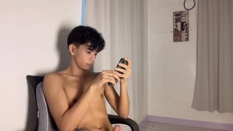 Snapshot of hot_cuteboy02 chatting on 12/20/25, 01:23 Kim online show from 12/20/25, 01:23
