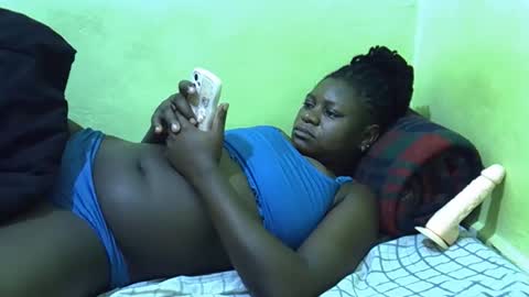 Snapshot of hot_girlly chatting on 12/17/25, 05:24 hot_girlly online show from 12/17/25, 05:24
