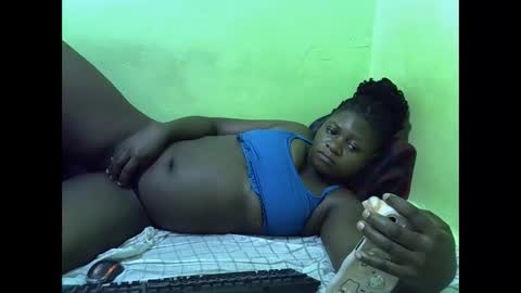 Snapshot of hot_girlly chatting on 12/18/25, 06:19 hot_girlly online show from 12/18/25, 06:19