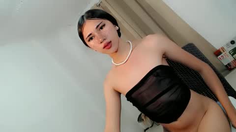 Snapshot of hot_little_angel18 chatting on 04/10/26, 01:38 hot_little_angel18 online show from 04/10/26, 01:38