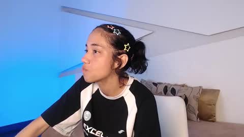 Snapshot of hot_little_bunny chatting on 10/23/25, 09:35 Alana online show from 10/23/25, 09:35