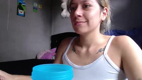 Snapshot of hot_mommymia chatting on 11/14/25, 04:28 Mia online show from 11/14/25, 04:28