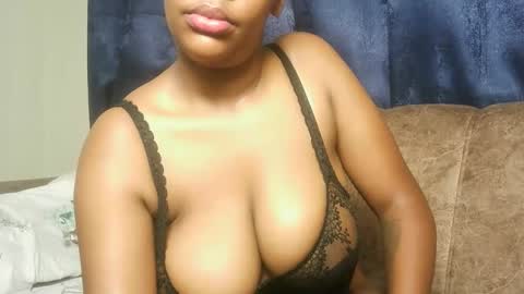 Snapshot of hot_sexxxy_bitch chatting on 05/25/26, 01:11 Amanda online show from 05/25/26, 01:11