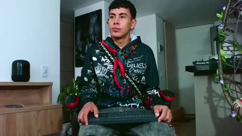 Snapshot of hot_twinks83 chatting on 09/30/25, 12:10 hot_twinks83 online show from 09/30/25, 12:10