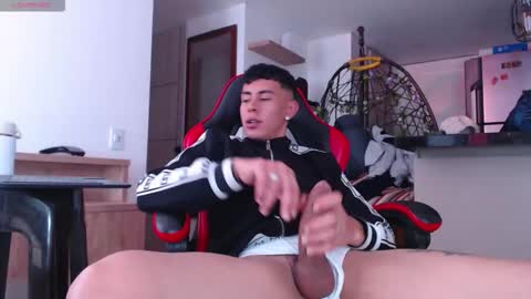 Snapshot of hot_twinks83 chatting on 10/18/25, 02:18 hot_twinks83 online show from 10/18/25, 02:18