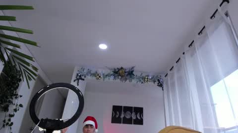 Snapshot of hotay_ chatting on 12/24/24, 09:33 Andrew xdres08 online show from 12/24/24, 09:33