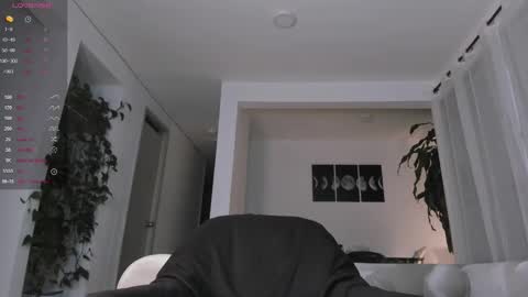 Snapshot of hotay_ chatting on 10/23/25, 11:24 Andrew xdres08 online show from 10/23/25, 11:24