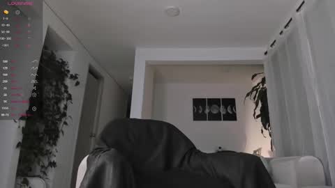 Snapshot of hotay_ chatting on 10/31/25, 02:45 Andrew xdres08 online show from 10/31/25, 02:45