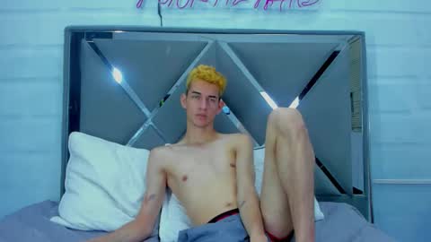 Snapshot of hotboyx_ chatting on 10/18/25, 06:26 DANIEL AND KEVIN online show from 10/18/25, 06:26