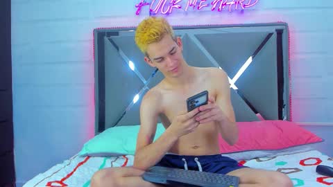 Snapshot of hotboyx_ chatting on 10/25/25, 06:43 DANIEL AND KEVIN online show from 10/25/25, 06:43