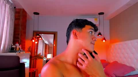 Snapshot of hotcrew_ chatting on 09/25/25, 01:37 Hussain aaron and Ekko online show from 09/25/25, 01:37