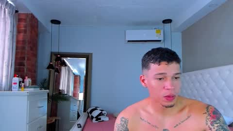 Snapshot of hotcrew_ chatting on 10/01/25, 07:42 Hussain aaron and Ekko online show from 10/01/25, 07:42