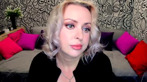 Snapshot of hotdreamhere chatting on 01/10/25, 02:02 Alice online show from 01/10/25, 02:02