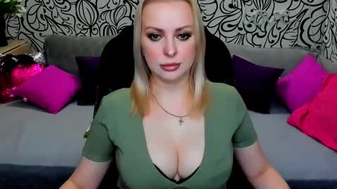 Snapshot of hotdreamhere chatting on 09/19/25, 02:18 Alice online show from 09/19/25, 02:18