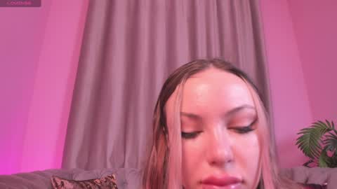 Snapshot of hotfrances chatting on 01/01/25, 12:44 F R A N C E S online show from 01/01/25, 12:44