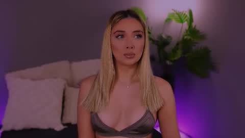 Snapshot of hotjessxx chatting on 11/27/25, 04:36 Maria online show from 11/27/25, 04:36