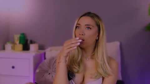 Snapshot of hotjessxx chatting on 12/03/25, 07:27 Maria online show from 12/03/25, 07:27