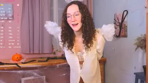 Snapshot of hotlaracroft chatting on 10/27/25, 06:45 Allison online show from 10/27/25, 06:45