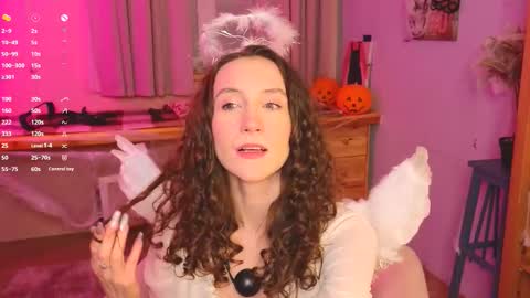 Snapshot of hotlaracroft chatting on 10/30/25, 07:36 Allison online show from 10/30/25, 07:36