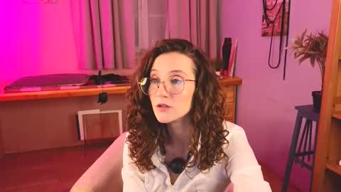 Snapshot of hotlaracroft chatting on 11/06/25, 05:25 Allison online show from 11/06/25, 05:25