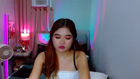 Snapshot of hotlayla_ chatting on 12/14/24, 10:24 Layla online show from 12/14/24, 10:24