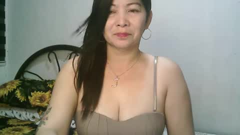 Snapshot of hotmamajen4u chatting on 12/23/25, 02:42 hotmamajen4u online show from 12/23/25, 02:42