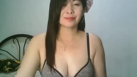 Snapshot of hotmamajen4u chatting on 01/11/26, 01:43 hotmamajen4u online show from 01/11/26, 01:43