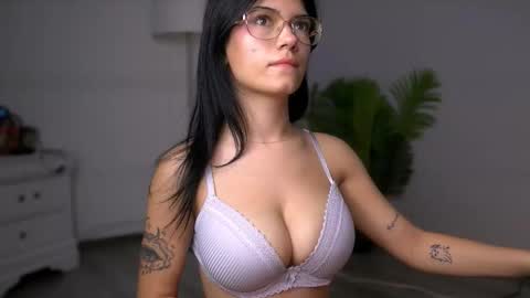 Snapshot of hotmollyx chatting on 11/06/25, 04:35 Molly online show from 11/06/25, 04:35