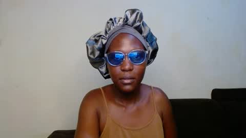 Snapshot of hotnelli chatting on 10/21/25, 09:37 Rose online show from 10/21/25, 09:37