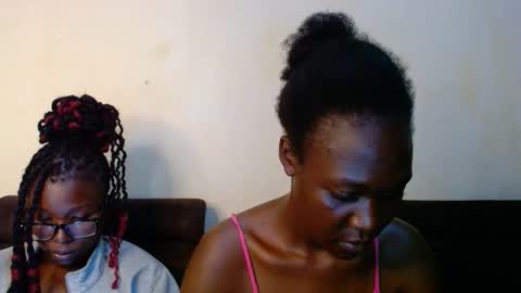 Snapshot of hotnelli chatting on 10/25/25, 05:26 Rose online show from 10/25/25, 05:26