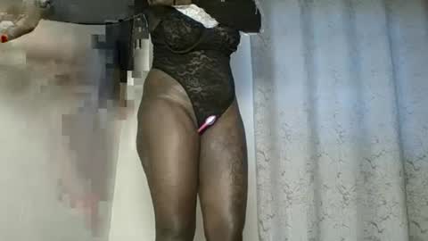 Snapshot of hott_amalia chatting on 11/17/25, 12:44 Amalia online show from 11/17/25, 12:44