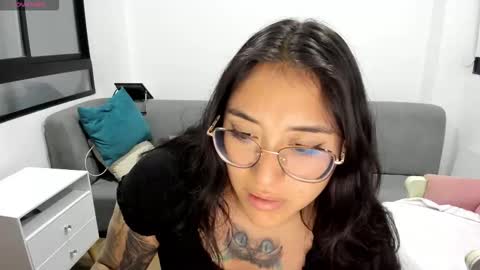 Snapshot of hottbee1 chatting on 10/21/25, 01:17 AMY online show from 10/21/25, 01:17