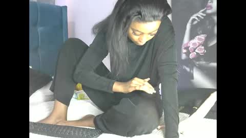 Snapshot of hottestchocolate chatting on 10/22/25, 12:27 hottestchocolate online show from 10/22/25, 12:27
