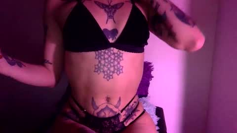Snapshot of hottietat4u chatting on 01/18/25, 04:26 Tat  online show from 01/18/25, 04:26