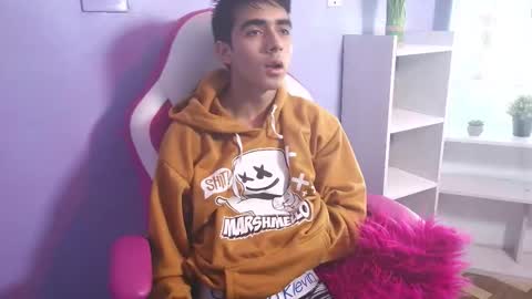 hottiie_guy online show from 10/21/25, 06:19