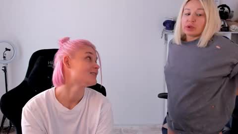 Snapshot of hottyblonds chatting on 09/25/25, 10:30 Nessie and Jessie online show from 09/25/25, 10:30