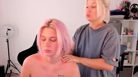 Snapshot of hottyblonds chatting on 10/10/25, 10:03 Nessie and Jessie online show from 10/10/25, 10:03