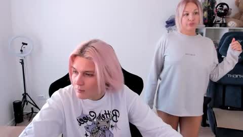 Snapshot of hottyblonds chatting on 10/18/25, 10:16 Nessie and Jessie online show from 10/18/25, 10:16