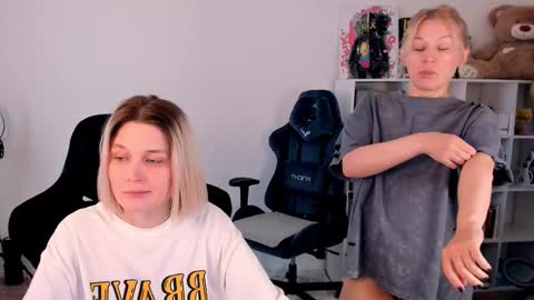 Nessie and Jessie online show from 03/19/26, 11:36