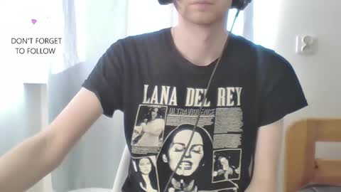 Snapshot of houdenni chatting on 02/07/25, 09:58 twinkie online show from 02/07/25, 09:58