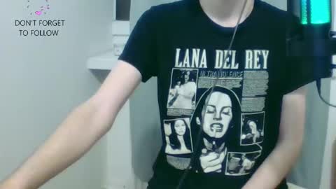 Snapshot of houdenni chatting on 02/08/25, 07:59 twinkie online show from 02/08/25, 07:59