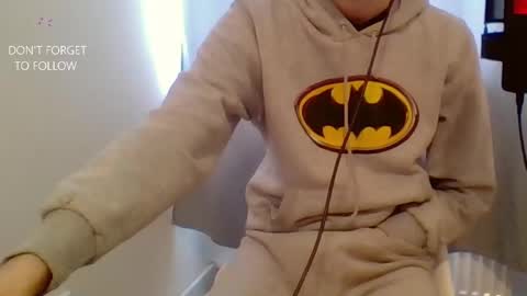 Snapshot of houdenni chatting on 02/14/25, 01:29 twinkie online show from 02/14/25, 01:29