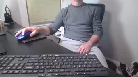 Snapshot of hoverday chatting on 10/16/25, 01:39 hoverday online show from 10/16/25, 01:39