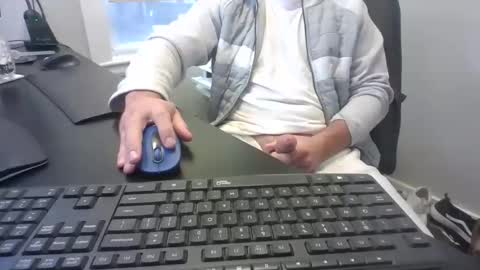 Snapshot of hoverday chatting on 10/25/25, 01:07 hoverday online show from 10/25/25, 01:07