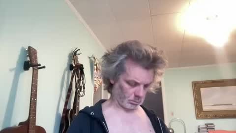 Snapshot of howlingatnothing chatting on 11/18/25, 12:53 howlingatnothing online show from 11/18/25, 12:53