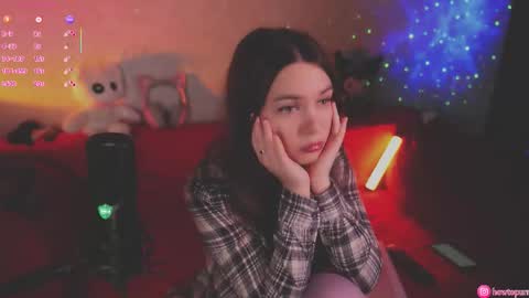 Snapshot of howtomeow chatting on 11/06/25, 05:03 Mia online show from 11/06/25, 05:03