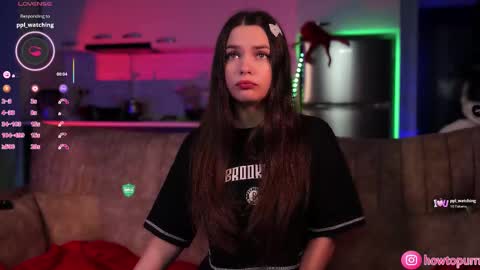 Snapshot of howtomeow chatting on 11/15/25, 04:36 Mia online show from 11/15/25, 04:36