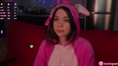 Snapshot of howtomeow chatting on 12/16/25, 05:07 Mia online show from 12/16/25, 05:07